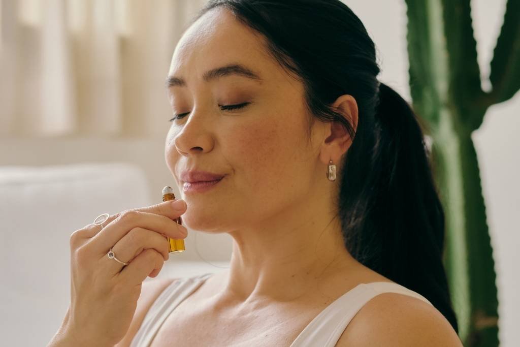 Aceites esenciales o fragancias sintéticas: ¿Qué es mejor para tu cabina estética?